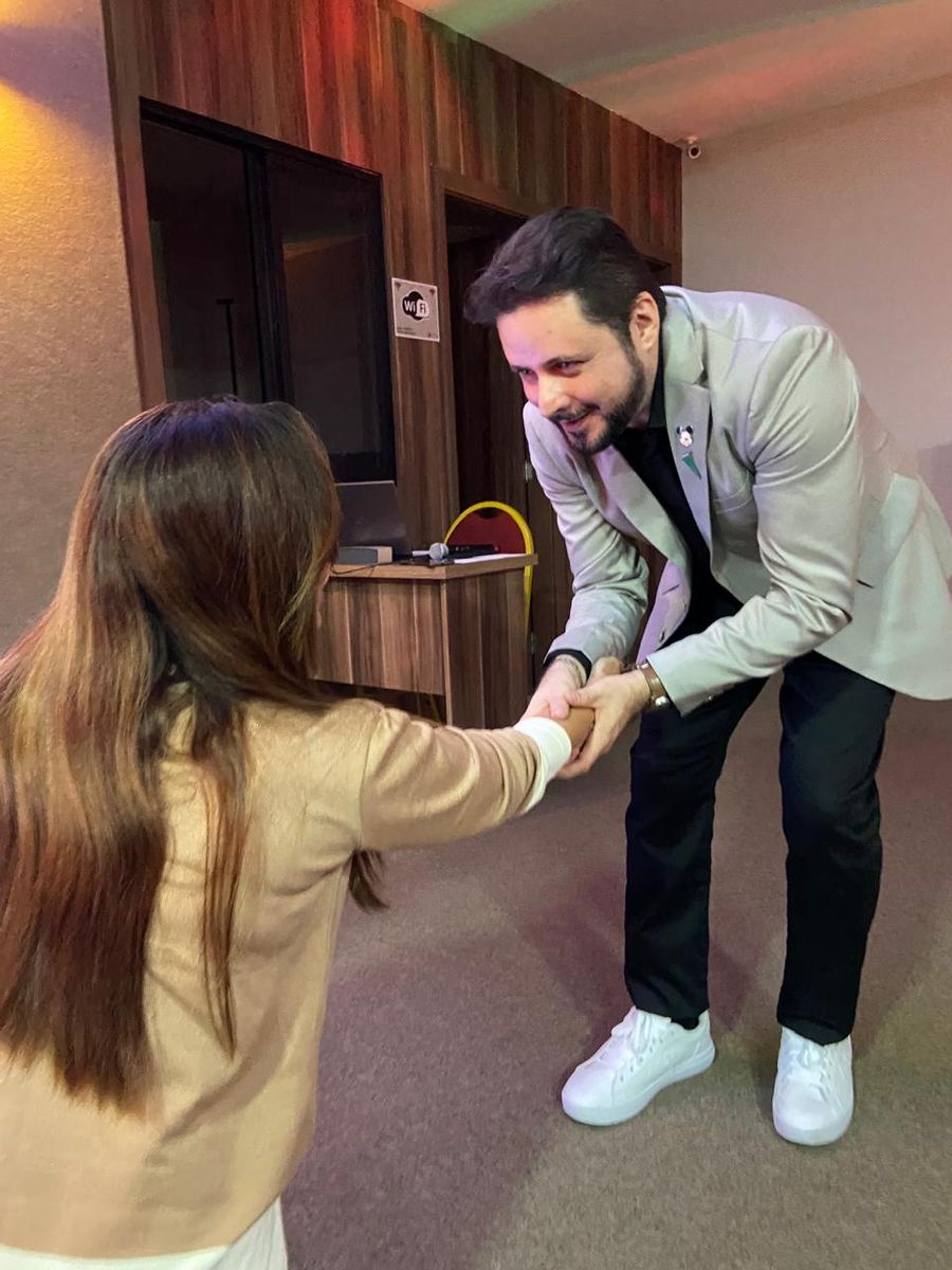 Daniel Donato cumprimenta participante na masterclass Atendimento Mágico